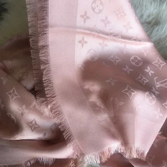 Shawl LV new no box